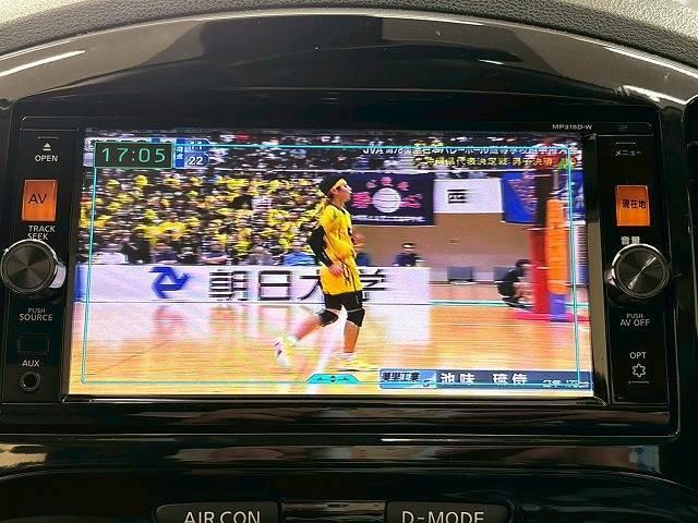 【純正ナビ】一体感のあるナビは、高級感ある車内を演出してくれます。Ｂｌｕｅｔｏｏｔｈ再生などオーディオ機能も充実しておりますので、運転もより楽しめます♪