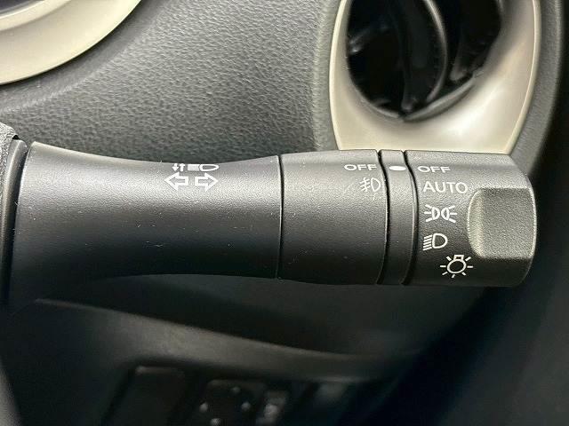 【オートライト】を搭載しております。トンネル走行時や暗くなると自動でヘッドライトが点灯します。