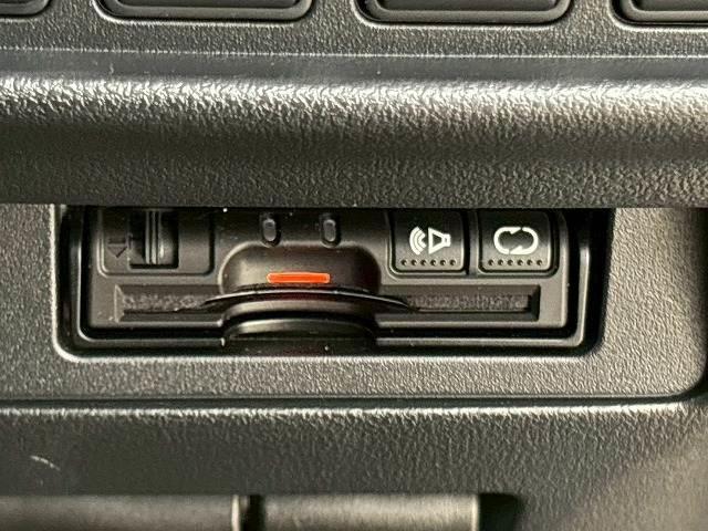 【ＥＴＣ車載器】を装備しておりますので、ご納車直後からの遠距離ドライブも可能です。土日の利用料金の割引や、朝夕の通行料金を割引料金で高速道路をお楽しみいただけます。