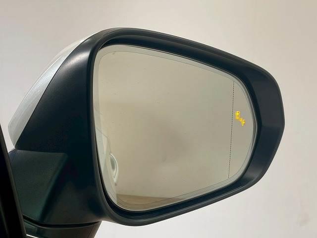 【ブラインドスポットモニター】車線変更時に後方から近づくお車をアラートしてくれます。