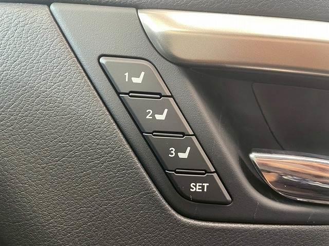 【シートメモリー】電動で調整した運転席のポジションを記憶させ、ボタン一つで再現できる機能です。