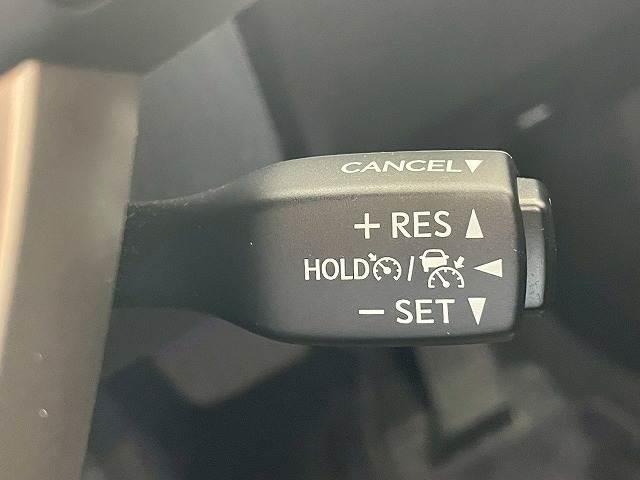 【アダプティブクルーズコントロール】高速走行時に前方のお車を追従してくれるので、長距離ドライブの疲労は大きく軽減されます。