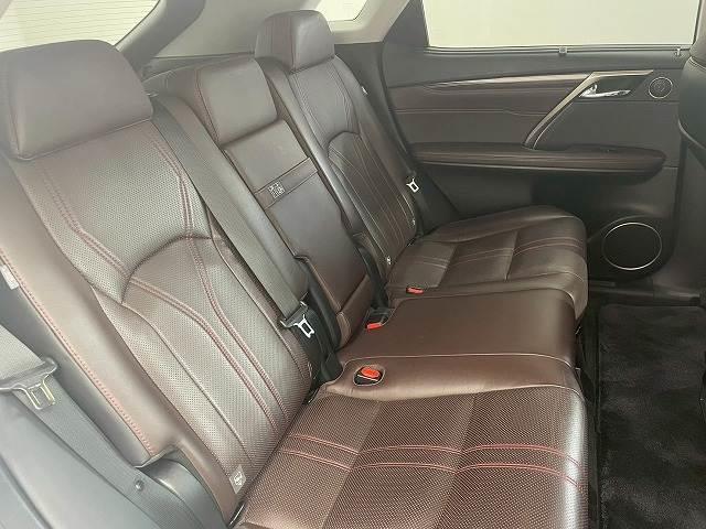 【リアシート】後部座席も気になるようなキズ・汚れやへたり等、大きなダメージはなく、良好な状態です。