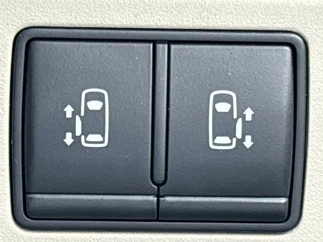 【両側パワースライドドア】運転席よりボタンひとつで開閉可能なスライドドアです。雨の日のお迎えの時など役立ちますね。