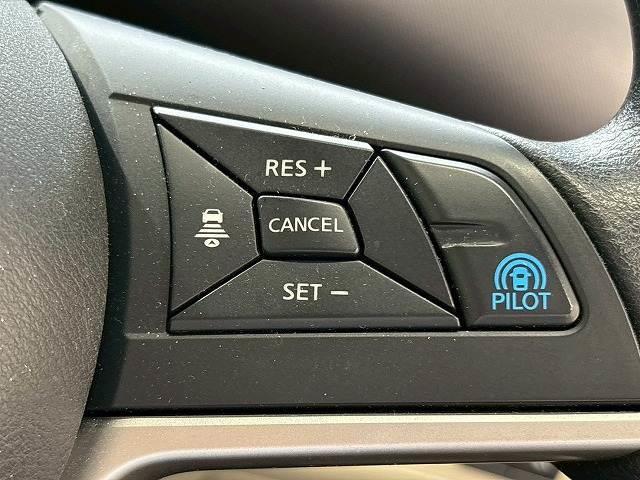 【アダプティブクルーズコントロール】高速走行時に前方のお車を追従してくれるので、長距離ドライブの疲労は大きく軽減されます。