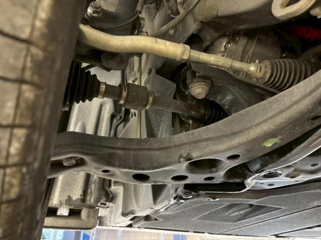 カローラクロス ハイブリッド Z 禁煙 パノラマルーフ ブラインドスポットモニター パワーシート シートヒーター CD/DVD再生 電動リアゲート コーナーセンサー 軽減ブレーキ レーンキープ 追従クルーズコントロール スマートキー(21枚目)