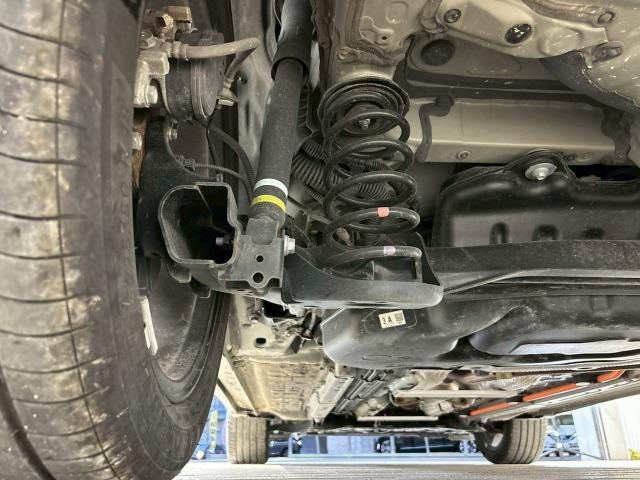 カローラクロス ハイブリッド Z 禁煙 パノラマルーフ ブラインドスポットモニター パワーシート シートヒーター CD/DVD再生 電動リアゲート コーナーセンサー 軽減ブレーキ レーンキープ 追従クルーズコントロール スマートキー(22枚目)