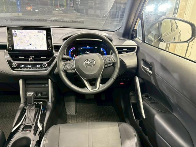 カローラクロス ハイブリッド Z 禁煙 パノラマルーフ ブラインドスポットモニター パワーシート シートヒーター CD/DVD再生 電動リアゲート コーナーセンサー 軽減ブレーキ レーンキープ 追従クルーズコントロール スマートキー(35枚目)