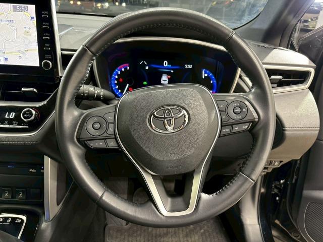 カローラクロス ハイブリッド Z 禁煙 パノラマルーフ ブラインドスポットモニター パワーシート シートヒーター CD/DVD再生 電動リアゲート コーナーセンサー 軽減ブレーキ レーンキープ 追従クルーズコントロール スマートキー(38枚目)