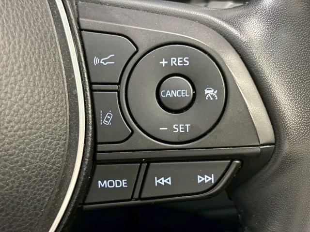 カローラクロス ハイブリッド Z 禁煙 パノラマルーフ ブラインドスポットモニター パワーシート シートヒーター CD/DVD再生 電動リアゲート コーナーセンサー 軽減ブレーキ レーンキープ 追従クルーズコントロール スマートキー(40枚目)