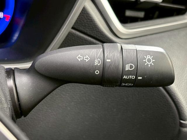 カローラクロス ハイブリッド Z 禁煙 パノラマルーフ ブラインドスポットモニター パワーシート シートヒーター CD/DVD再生 電動リアゲート コーナーセンサー 軽減ブレーキ レーンキープ 追従クルーズコントロール スマートキー(41枚目)