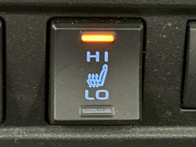 カローラクロス ハイブリッド Z 禁煙 パノラマルーフ ブラインドスポットモニター パワーシート シートヒーター CD/DVD再生 電動リアゲート コーナーセンサー 軽減ブレーキ レーンキープ 追従クルーズコントロール スマートキー(58枚目)