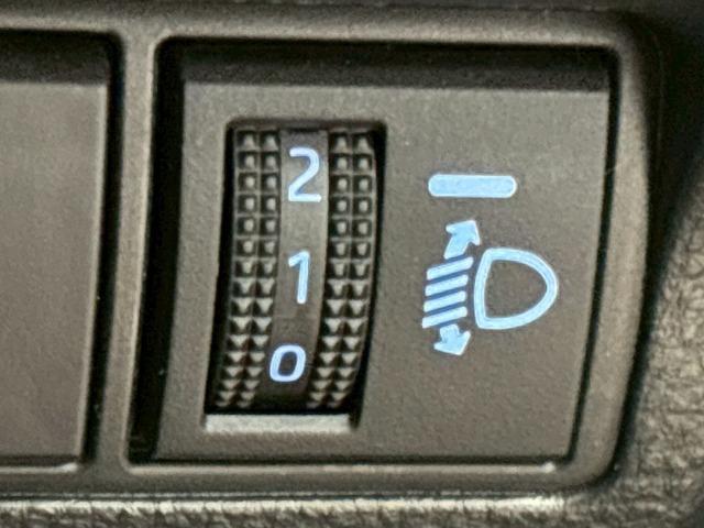 カローラクロス ハイブリッド Z 禁煙 パノラマルーフ ブラインドスポットモニター パワーシート シートヒーター CD/DVD再生 電動リアゲート コーナーセンサー 軽減ブレーキ レーンキープ 追従クルーズコントロール スマートキー(62枚目)