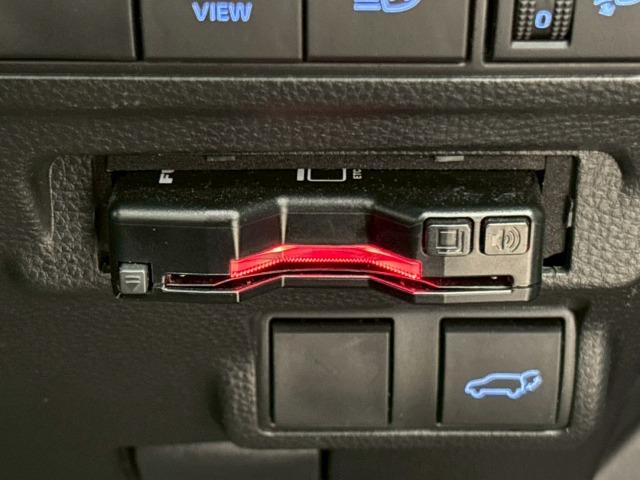 カローラクロス ハイブリッド Z 禁煙 パノラマルーフ ブラインドスポットモニター パワーシート シートヒーター CD/DVD再生 電動リアゲート コーナーセンサー 軽減ブレーキ レーンキープ 追従クルーズコントロール スマートキー(63枚目)