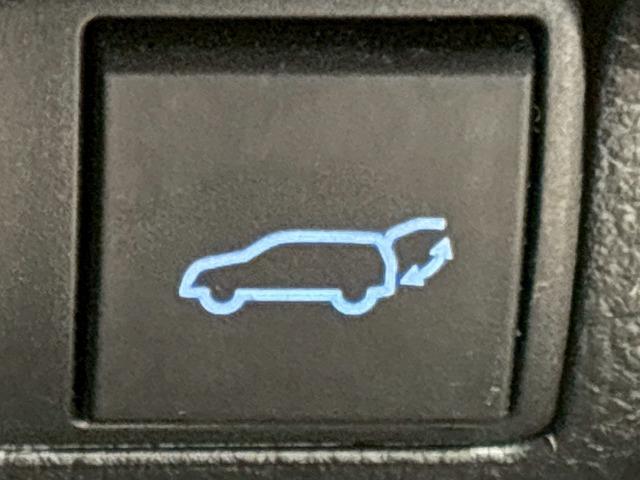 カローラクロス ハイブリッド Z 禁煙 パノラマルーフ ブラインドスポットモニター パワーシート シートヒーター CD/DVD再生 電動リアゲート コーナーセンサー 軽減ブレーキ レーンキープ 追従クルーズコントロール スマートキー(78枚目)