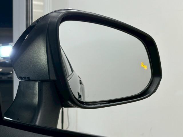 カローラクロス ハイブリッド Z 禁煙 パノラマルーフ ブラインドスポットモニター パワーシート シートヒーター CD/DVD再生 電動リアゲート コーナーセンサー 軽減ブレーキ レーンキープ 追従クルーズコントロール スマートキー(79枚目)