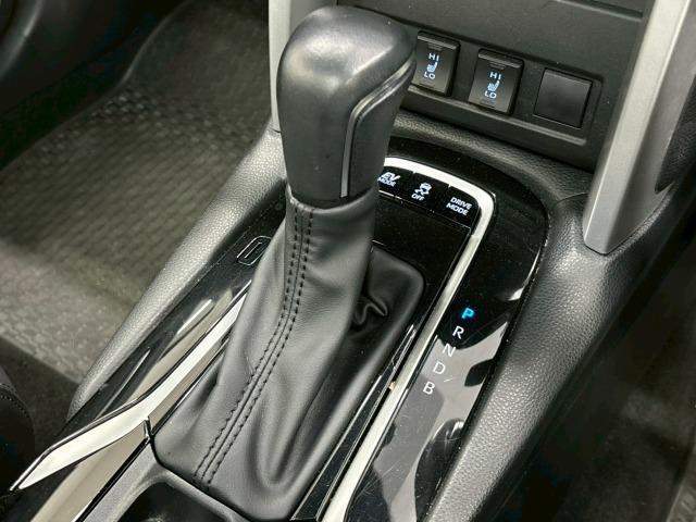 カローラクロス ハイブリッド Z 禁煙 パノラマルーフ ブラインドスポットモニター パワーシート シートヒーター CD/DVD再生 電動リアゲート コーナーセンサー 軽減ブレーキ レーンキープ 追従クルーズコントロール スマートキー(80枚目)