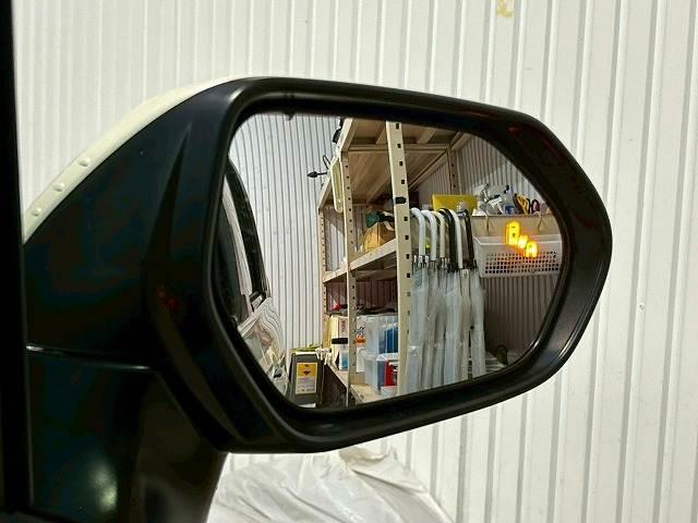 【ブラインドスポットモニター】車線変更時に後方から近づくお車をアラートしてくれます。