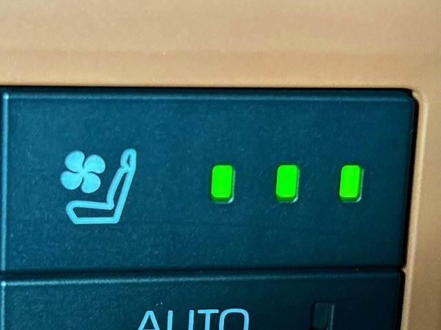 【シートヒーター＆シートクーラー】高級車にふさわしい快適装備で、夏場は座面から涼しい風が、冬場は身体の芯からポカポカになりますね。