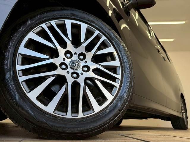 【純正アルミホイール】を装備しております。バランスのとれたアルミホイールは高速走行も安定性が高くなっております。