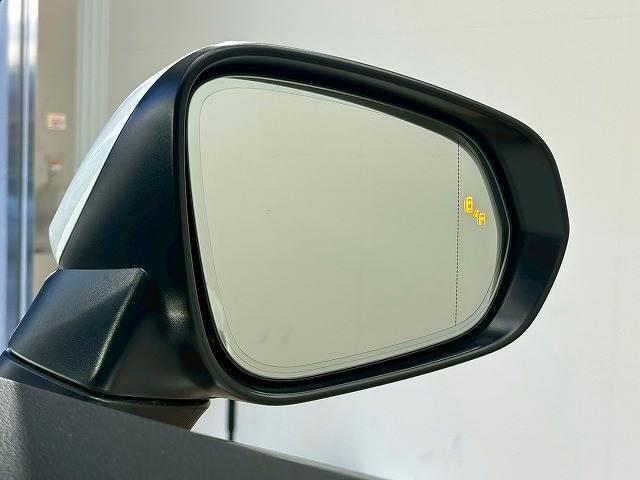 【ブラインドスポットモニター】車線変更時に後方から近づくお車をアラートしてくれます。