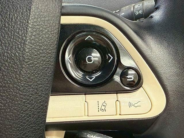 【レーンキープ】走行車線の逸脱を教えてくれる機能。走行時に、クルマが車線から外れていることをカメラが検知すると、ステアリングを微振動させてドライバーに警告します。