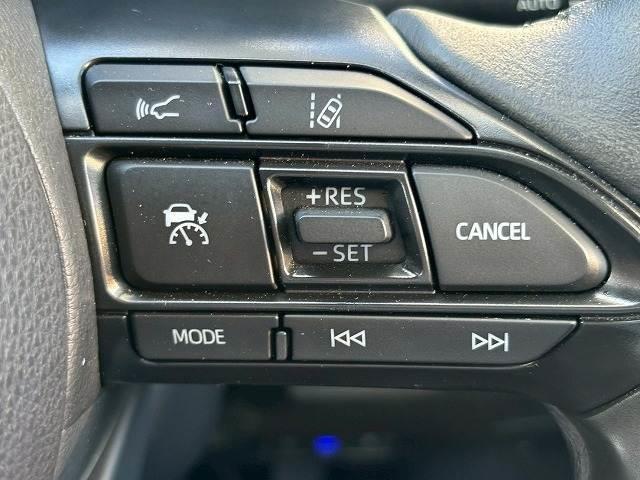 【レーダークルーズコントロール】装備車両です。レーダーやカメラを使って前を走るクルマの状況を検知して速度を調整してくれます。遠距離ドライブの高速道路などでは大活躍で疲労軽減に役立ちます。