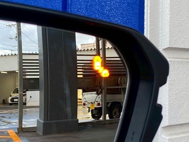 【ブラインドスポットモニター】車線変更時に後方から近づくお車をアラートしてくれます。