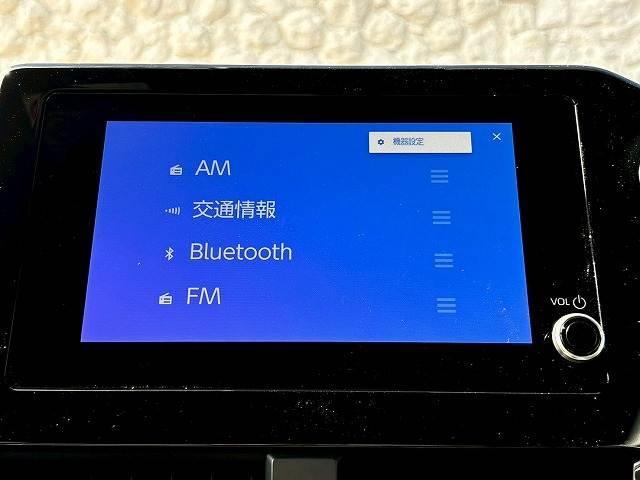 【純正ディスプレイオーディオ】ＦＭ・ＡＭラジオやブルートゥース接続など多彩な機能を併せ持っており、インパネ周りがすっきりしてますね！追加オプションでナビ機能やフルセグＴＶ、ＤＶＤ再生なども可能です。