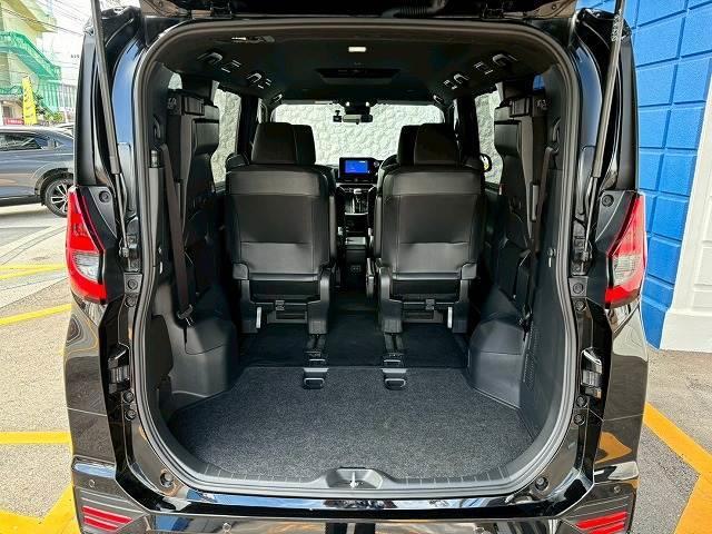 【サードシート】大人も座れる３列シート。畳めばフラットになりＳＵＶでは希少な３列シートです。
