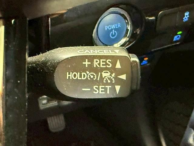 【アダプティブクルーズコントロール】高速走行時に前方のお車を追従してくれるので、長距離ドライブの疲労は大きく軽減されます。