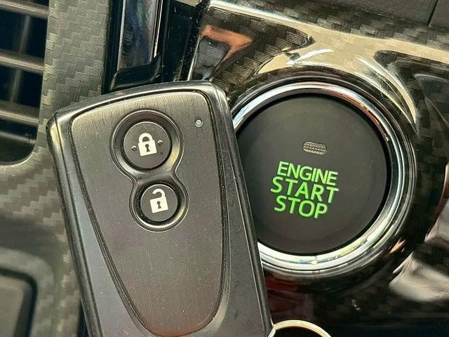 【スマートキー・プッシュスタート】キーを身につけている状態なら、ドアに付いているスイッチを押すだけで、ドアロックの開閉ができる機能。エンジン始動も便利です。