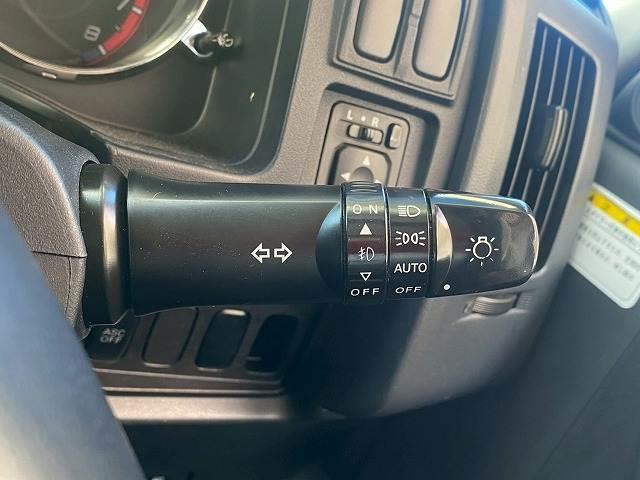 【オートライト】を搭載しております。トンネル走行時や暗くなると自動でヘッドライトが点灯します。