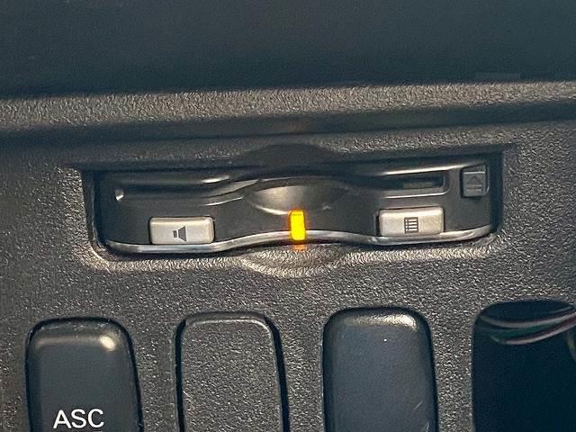 【ＥＴＣ車載器】を装備しておりますので、ご納車直後からの遠距離ドライブも可能です。土日の利用料金の割引や、朝夕の通行料金を割引料金で高速道路をお楽しみいただけます。