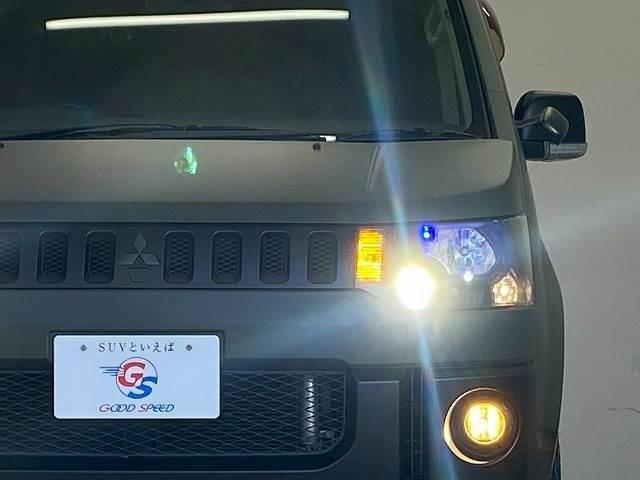 【キセノンヘッドライト】発光色が太陽光に近い「白」でとても明るい、ＨＩＤヘッドライトを採用。夜間でも快適なドライブをお楽しみいただけますよ。