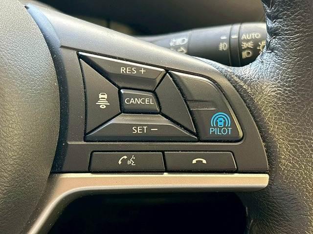 【プロパイロット】高速走行時に前方のお車を追従してくれるので、長距離ドライブの疲労は大きく軽減されます。