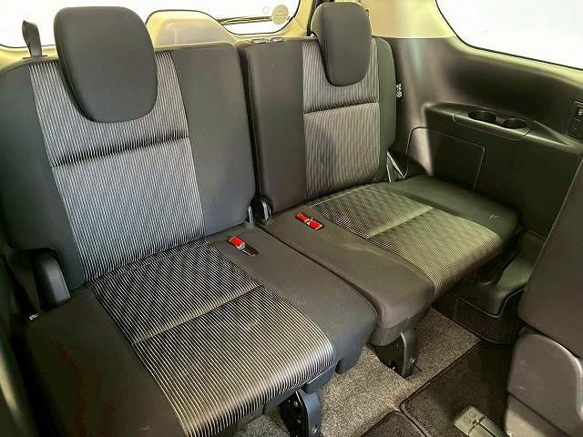 【サードシート】大人も座れる３列シート。畳めばフラットになりＳＵＶでは希少な３列シートです。