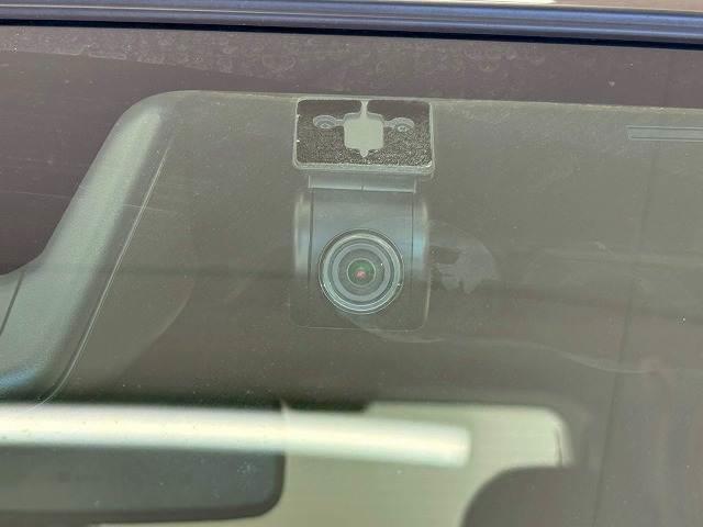 ドライブレコーダーを装備してます。万が一の事故や運転中のトラブルなど、映像が録画されているとひと安心な　必須装備ですね。