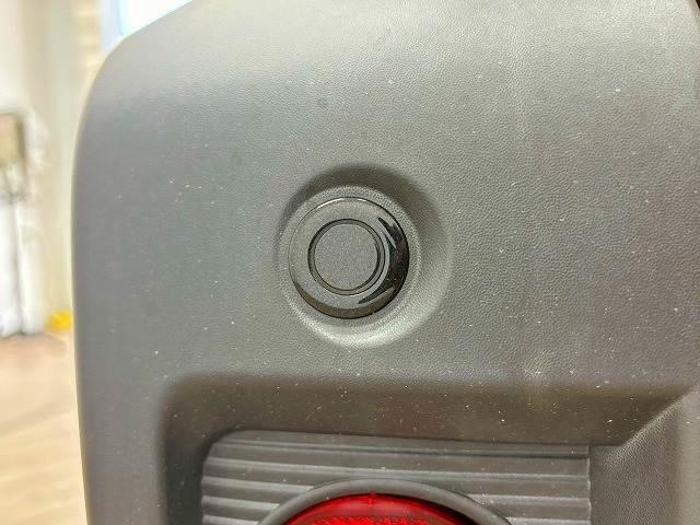 【クリアランスソナー】障害物との接近や距離を音やディスプレイ等で警告します。不慣れな駐車や安全を守ります。