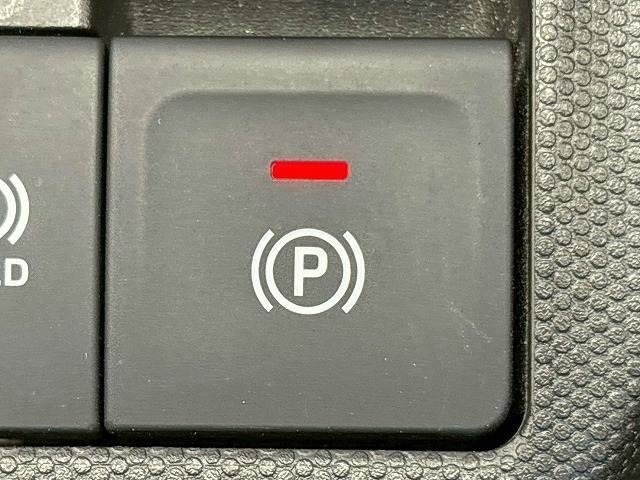 【オートホールド】電動パーキングブレーキ搭載車両についている機能で、信号待ち等でブレーキを放してもブレーキを維持してくれます。