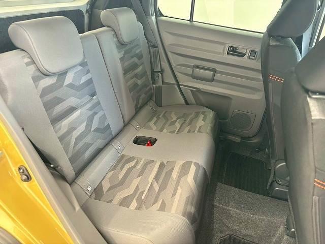 セカンドシートは大人二人が乗っても十分なスペースがしっかりと確保されております。前のオーナーがしっかりと管理されているお車で綺麗な　状態がキープされております。