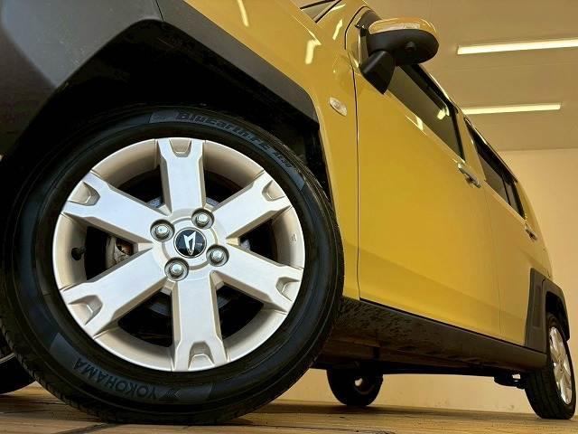 【純正アルミホイール】を装備しております。バランスのとれたアルミホイールは高速走行も安定性が高くなっております。