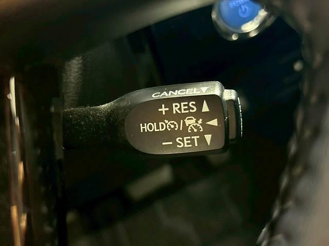 【アダプティブクルーズコントロール】高速走行時に前方のお車を追従してくれるので、長距離ドライブの疲労は大きく軽減されます。