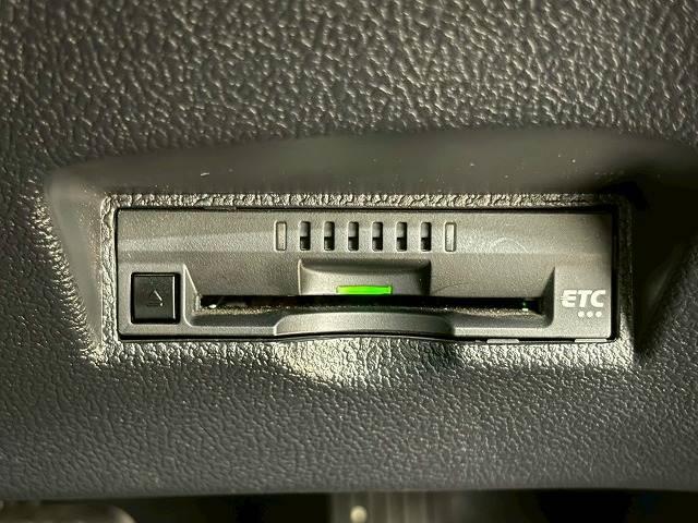 【ＥＴＣ車載器】を装備しておりますので、ご納車直後からの遠距離ドライブも可能です。土日の利用料金の割引や、朝夕の通行料金を割引料金で高速道路をお楽しみいただけます。