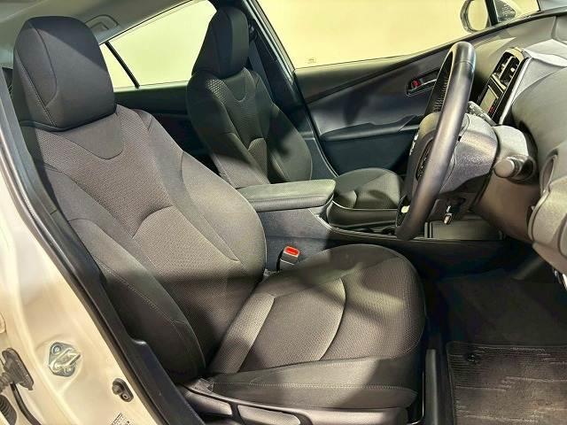 【フロントシート】破れ・へたりも少なく、ご覧の通りきれいな状態を維持しております。また、室内クリーニング・コーティングもご用命いただけます。