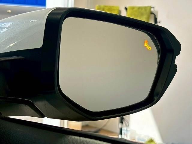 【ブラインドスポットモニター】車線変更時に後方から近づくお車をアラートしてくれます。