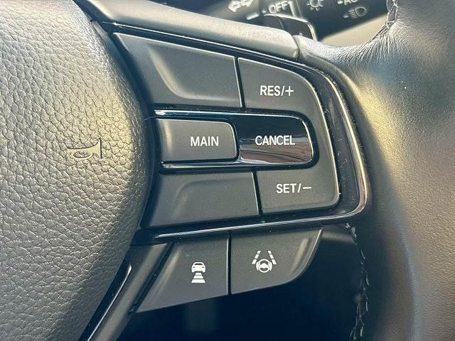 【アダプティブクルーズコントロール】高速走行時に前方のお車を追従してくれるので、長距離ドライブの疲労は大きく軽減されます。