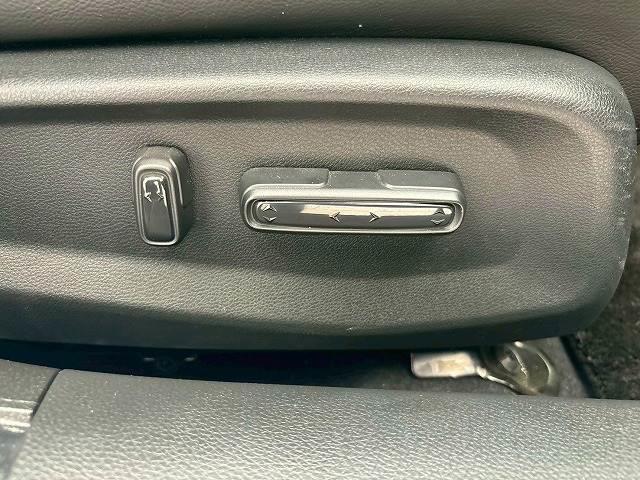 【パワーシート】細やかな調整ができ、体格を問わずベストポジションがとれ長距離ドライブも快適です。