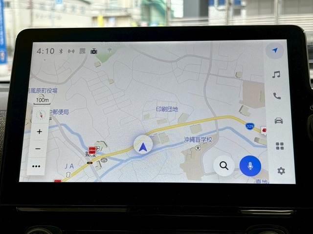 【純正ディスプレイオーディオ】ＦＭ・ＡＭラジオやブルートゥース接続など多彩な機能を併せ持っており、インパネ周りがすっきりしてますね！追加オプションでナビ機能やフルセグＴＶ、ＤＶＤ再生なども可能です。