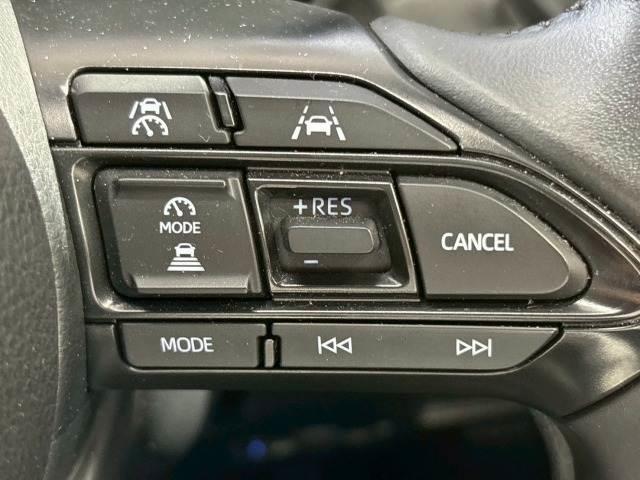 【アダプティブクルーズコントロール】高速走行時に前方のお車を追従してくれるので、長距離ドライブの疲労は大きく軽減されます。